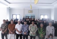 FOTO BERSAMA-KH Dr. H Encep Saripuddin, S, Pdi (Kepala Kemenag Kota Serang), KH Faturrahman, S.Ag (Kabid Ideologi & Wasbang Kesbangpol Provinsi Banten), KH. DR. Hasanudin (Pengawas Madrasah Aliah Kemenag Kota Serang), Ust. Madsuni, Lc (Mudir Ponpes Salsabila), Tenaga pengajar Ma’had Al Abqary, juga santriwati Ponpes Salsabila  sebanyak 45 orang selaku audiens. (Foto Ist)