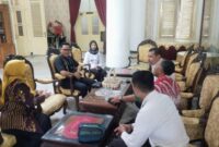 TANPA NARKOBA-Kepala BNN Provinsi Jawa Tengah, Brigjend Pol. Dr. H. Agus Rohmat, S.I.K, S.H, M.Hum diskusi tentang Narkoba dengan Ketua PGSI Demak, Kasat Narkoba Polres Demak, AKP. Tri Cipto Adi Nugroho, Kabiro Hukum Setda Demak, Niken Kendarsih, SH, MH, Camat Demak, H.M Syahri, SH, MM. (Foto Humas).