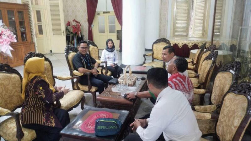 TANPA NARKOBA-Kepala BNN Provinsi Jawa Tengah, Brigjend Pol. Dr. H. Agus Rohmat, S.I.K, S.H, M.Hum diskusi tentang Narkoba dengan Ketua PGSI Demak, Kasat Narkoba Polres Demak, AKP. Tri Cipto Adi Nugroho, Kabiro Hukum Setda Demak, Niken Kendarsih, SH, MH, Camat Demak, H.M Syahri, SH, MM. (Foto Humas).