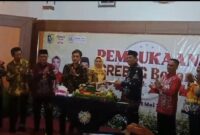 PEMBUKAAN-H. Muntohar, owner Diana Ria Enterprise saat menerima Tumpeng Bupati Demak, dr. Esti'anah, SE, tanda Pembukaan Pasar Rakyat 