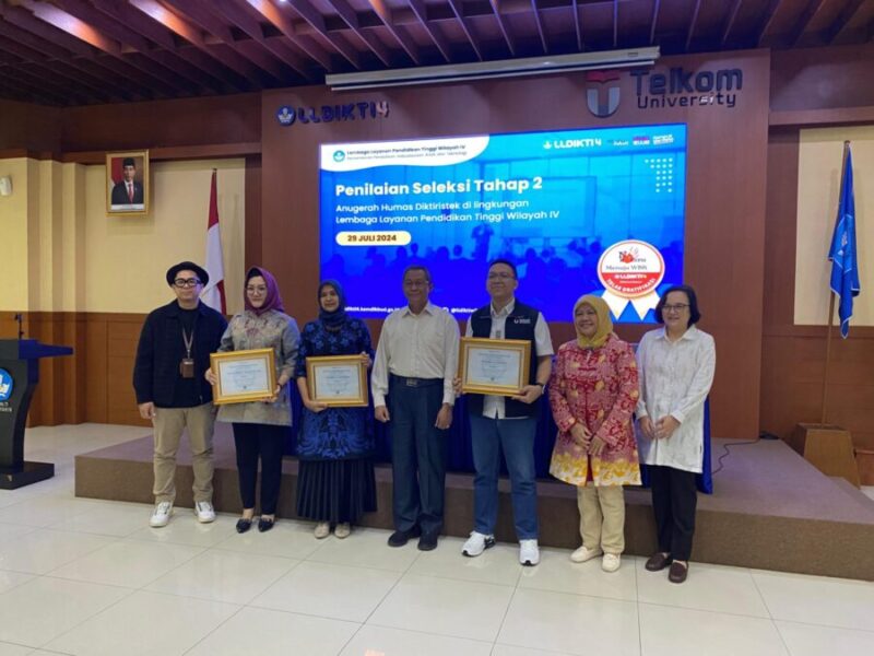 Tim Humas Unsera Menerima Anugerah Humas Diktiristek (AHD) 2024 dari Lembaga Layanan Pendidikan Tinggi (LLDikti) Wilayah IV.