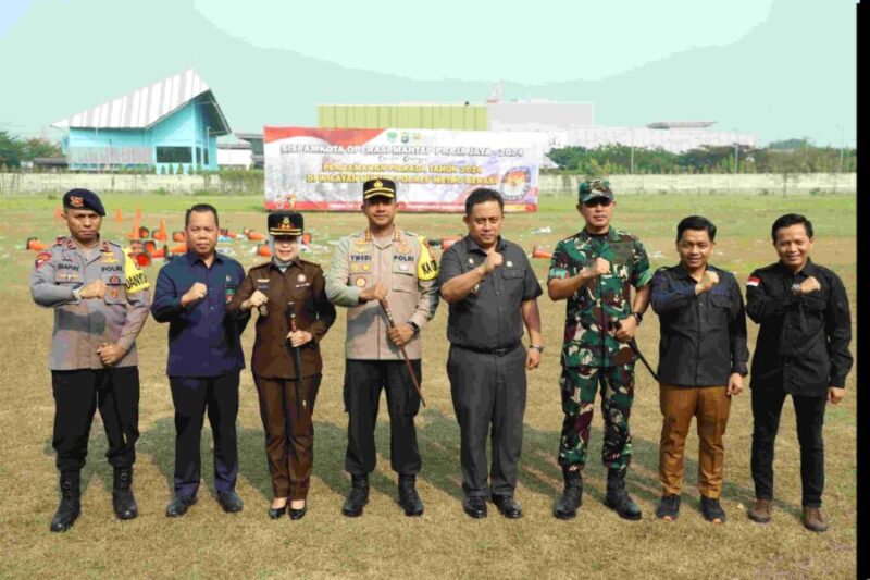 SIMULASI PENGAMANAN PILKADA 2024 : Pj Bupati Bekasi Dedy Supriyadi bersama unsur Forkopimda, KPU dan Bawaslu, menghadiri simulasi Sipamkota Operasi Mantap Praja Jaya 2024 yang digelar Polres Metro Bekasi, dalam rangka pengamanan Pilkada 2024 di wilayah Kabupaten Bekasi, di Lapangan PT. Mattel Kawasan Jababeka 2, Cikarang Utara, pada Selasa, (20/08/2024). FOTO : ENDAR RAZIQ B / NEWSROOM DISKOMINFOSANTIK.