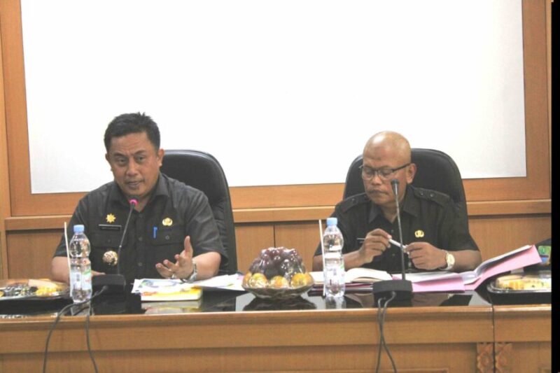 Pj Bupati Bekasi Dedy Supriyadi, didampingi Plh. Sekretaris Daerah, Jaoharul Alam, memimpin Rapat Evaluasi Pelaksanaan Pembangunan di Ruang KH. R Ma'mun Nawawi, Gedung Bupati Kompleks Pemkab Bekasi, Cikarang Pusat, pada Selasa, (20/08/2024).