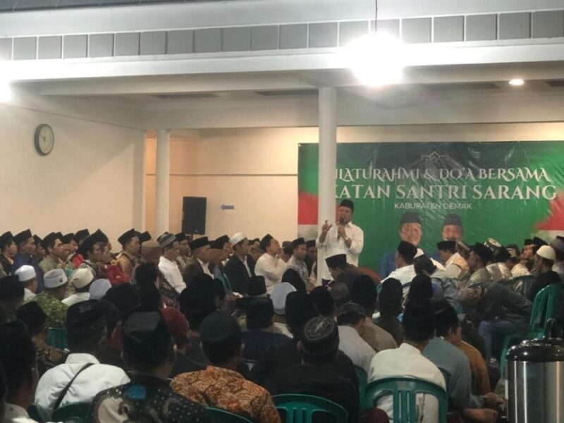 SAMBUTAN-Calon Bupati Demak, H. Edi Sayudi berikan sambutan dalam Silaturahmi dan Do'a Bersama ikatan santri Sarang Kabupaten Demak, Rabu (6/11). (Foto Ist).