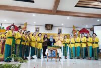 FOTO BERSAMA-Ketua PH PHDI Provinsi Jawa Barat, Brigjen TNI (Purn) I Made Riawan, S.Psi, M.Ip, foto bersama usai acara hari ulang tahun (HUT) ke-37 Wanita Hindu Dharma Indonesia (WHDI). (Foto Humas).
