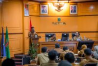 Andra Soni memberikan arahan pada Forum Lintas Organisasi Perangkat Daerah