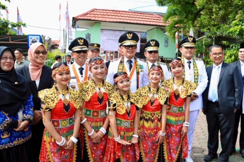 Wamendagri) Bima Arya Sugiarto meninjau pelaksanaan program Makan Bergizi Gratis (MBG) di Sekolah Dasar Negeri (SDN) 015 Balikpapan Selatan