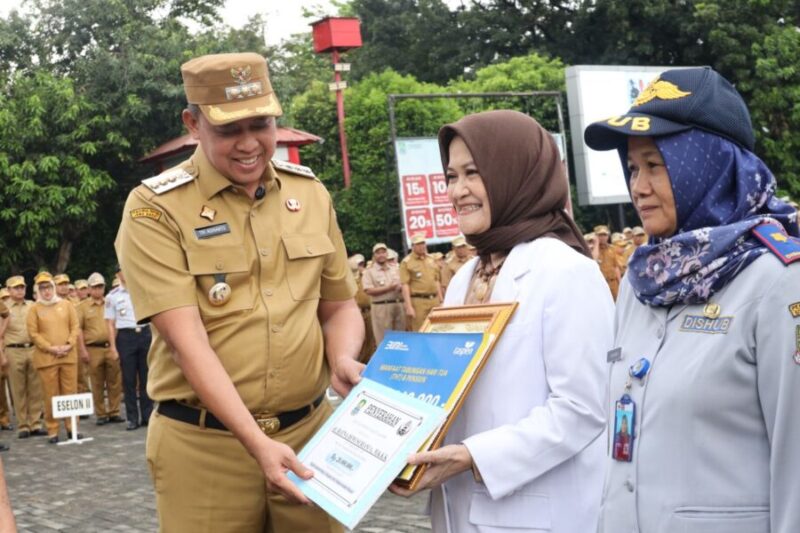 Wali Kota Bekasi  memimpin apel pagi rutin bersama seluruh ASN dan pejabat struktural Pemerintah Kota Bekasi