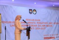 Penasihat DWP Kemendagri menghadiri acara pengukuhan di Aula Gedung F Lantai 4 Badan Pengembangan Sumber Daya Manusia (BPSDM) Kemendagri, Jakarta