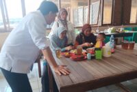Momen Wagub Banten A Dimyati Natakusumah Ajak Makan Buruh Cuci Pakaian