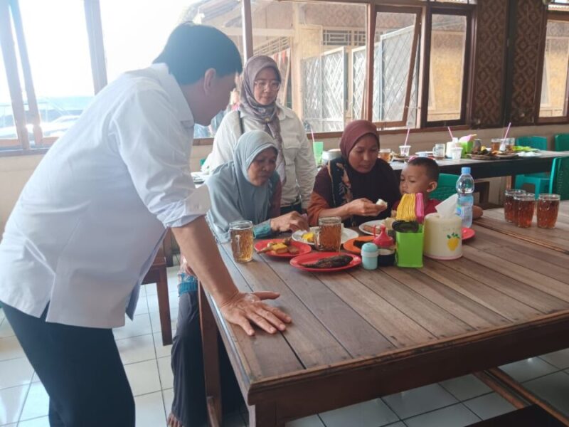 Momen Wagub Banten A Dimyati Natakusumah Ajak Makan Buruh Cuci Pakaian  