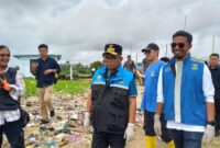 Gubernur Banten Bersihkan Tumpukan Sampah Pantai Teluk Labuan Bersama Masyarakat
