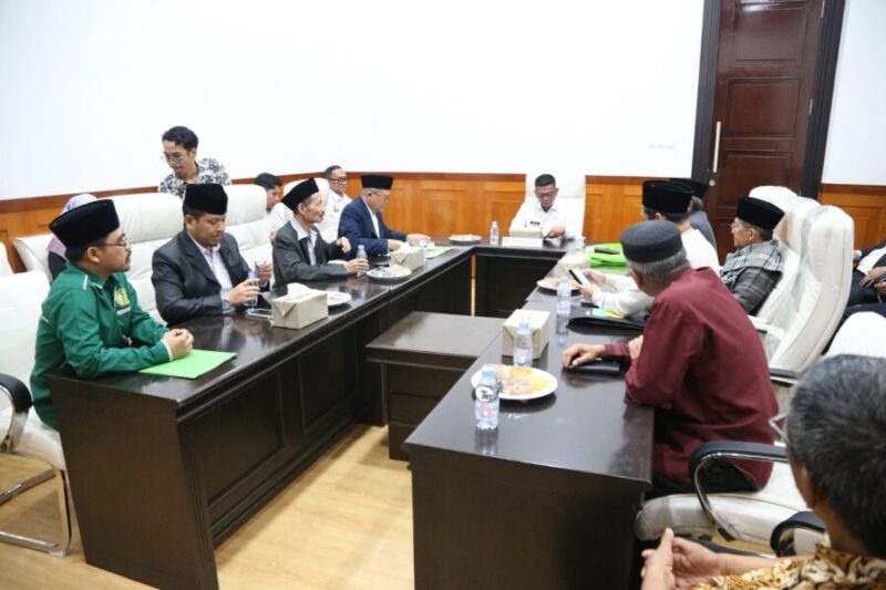 Gubernur Banten Andra Soni menghadiri kunjungan Forum Silaturahmi Pondok Pesantren (FSPP) Provinsi Banten di Ruang Kerja Gubernur Banten