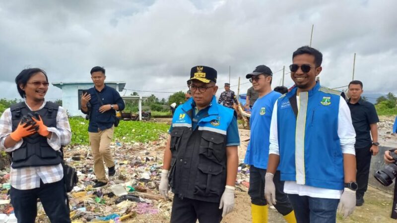 Andra Soni melakukan pembersihan tumpukan sampah bersama DPUPR Provinsi Banten di Pantai Desa Teluk, Labuan, Kabupaten Pandeglang