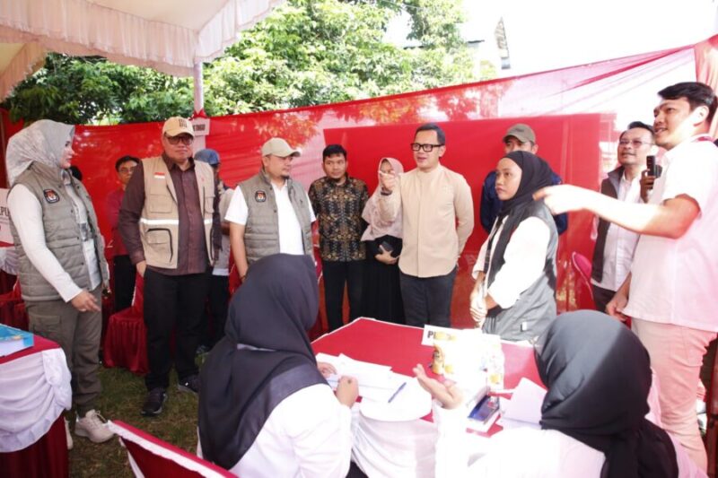 Bima Arya Sugiarto meninjau dua Tempat Pemungutan Suara (TPS) di Kota Banjarbaru, Kalimantan Selatan