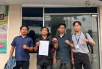 Koordinator BEM Banten Bersatu Bagas Yulianto dan jajarannya usai menyampaikan pelaporan di Kantor Kejagung, Jakarta, Juma (23/5/2025). (Istimewa)
