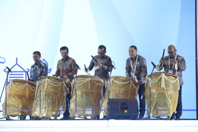 Wamendagri Bima Arya Sugiarto memberikan sambutan dalam acara Munas VII APEKSI di Kota Surabaya