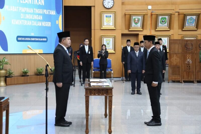 Sekjen Kemendagri Tomsi Tohir melantik 16 pejabat pimpinan tinggi pratama di lingkungan Kemendagri.