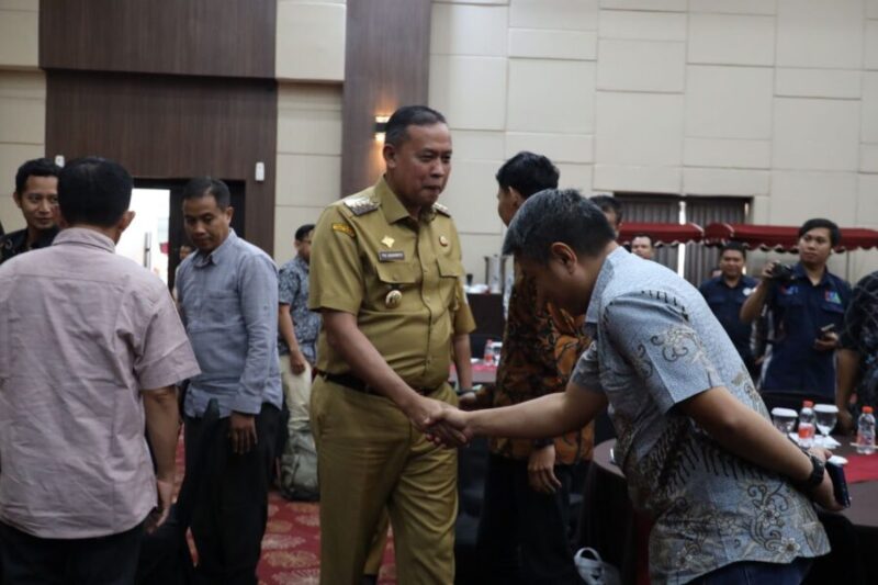 Wali Kota Bekasi, Tri Adhianto dalam Kegiatan sosialisasi dan pembinaan pengelolaan Lingkungan Hidup terkait persoalan pengelolaan sampah, limbah dan pencemaran udara 