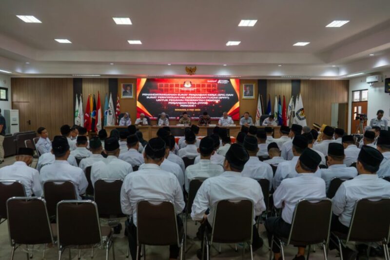 KPU Provinsi Banten melaksanakan penandatanganan Surat Perjanjian Kerja dan Surat Pernyataan Melaksanakan Tugas bagi Pegawai Pemerintah dengan Perjanjian Kerja Periode 1.