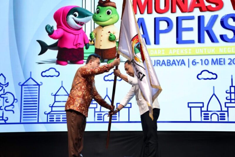 Pengukuhan Wali Kota Surabaya Eri Cahyadi sebagai Ketua APEKSI periode 2025–2030.