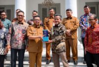 Andra Soni saat menerima General Manager Unit Induk Distribusi (UID) Banten Muhammad Joharifin bersama jajaran