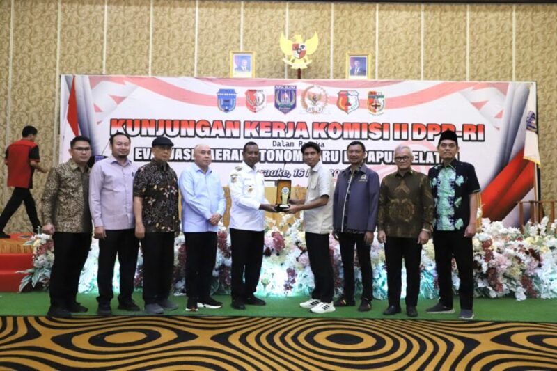 Rapat Kunjungan Kerja Komisi II DPR RI dalam Rangka Evaluasi Daerah Otonom Baru  di Papua Selatan