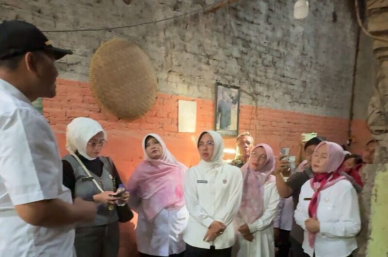 Ketua TP Posyandu Banten didampingi Wakil Ketua Posyandu Kota Serang meninjau langsung kondisi rumah roboh di Kampung Kilasah, Kota Serang