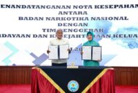 Ketua Umum TP PKK, Tri Tito Karnavian menandatangani MoU dengan Kepala BNN, Komisaris Jenderal Polisi Marthinus Hukom
