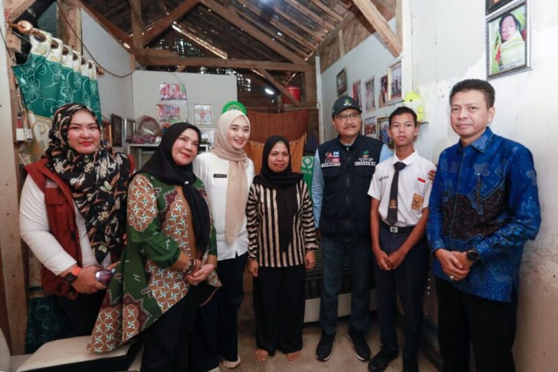 Mensos RI, Wagub Lampung, Walikota Bandar Lampung dan pejabat terkait mengunjungi rumah orang tua calon siswa sekolah rakyat