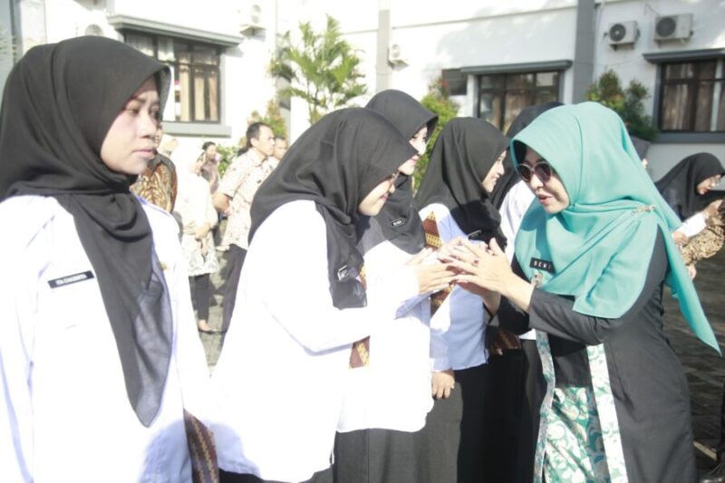 Bupati Pandeglang, Dewi Setiani, menyerahkan sebanyak 28 Surat Keputusan (SK) Calon Pegawai Negeri Sipil (CPNS) formasi tahun 2024