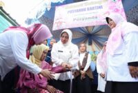Ketua TP Posyandu Provinsi Banten Tinawati Andra Soni melakukan peninjauan implementasi enam Standar Pelayanan Minimal pelayanan Posyandu di Kota Serang