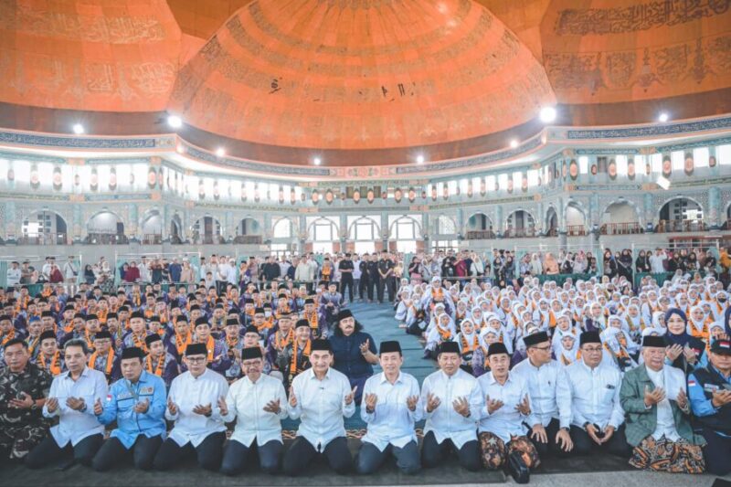 Wagub Banten
Melepas Keberangkatan Kloter Pertama Jamaah Haji Provinsi Banten 1446 H