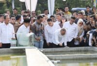 Gubernur Banten Andra Soni serta beberapa menteri dan wakill menteri kabinet merah putih tengah melakukan peninjauan ke kolam budidaya ikan di Pandeglang