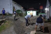 Warga Perumahan Ona Regency bergotong royong memperbaiki jalan