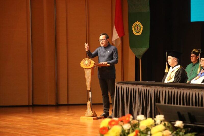 Wamendagri Bima Arya menjadi keynote speaker dalam acara Wisuda Reguler di Universitas Katolik Parahyangan (Unpar)