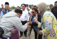 Wakil Menteri Dalam Negeri (Wamendagri) Ribka Haluk menyambut kedatangan jemaah haji di Bandara Depati Amir, Kabupaten Bangka Tengah, Kepulauan Babel.