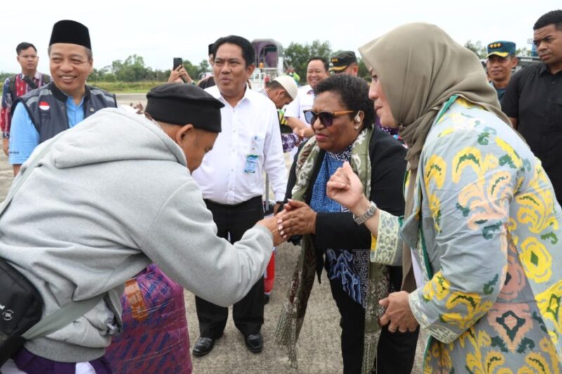 Wakil Menteri Dalam Negeri (Wamendagri) Ribka Haluk menyambut kedatangan jemaah haji di Bandara Depati Amir, Kabupaten Bangka Tengah, Kepulauan Babel.