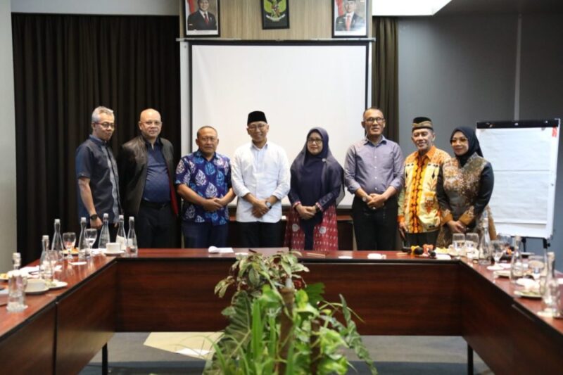 Gubernur Lampung Rahmat Mirzani Djausal dalam rapat bersama jajaran Pengurus Pusat Dekopin dan Inkud di Ballroom Arte Hotel, Bandarlampung