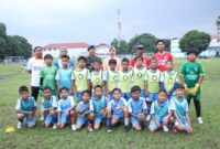 Komandan Lanud Husein Sastranegara memberikan motivasi kepada para atlet cilik Sekolah Sepak Bola (SSB) Angkasa