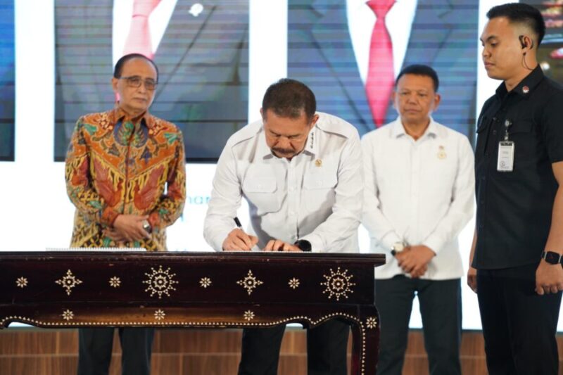 Jaksa Agung ST Burhanuddin menandatangani Naskah Daftar Inventarisasi Masalah (DIM) Rancangan Undang-Undang tentang Hukum Acara Pidana (RUU KUHAP).