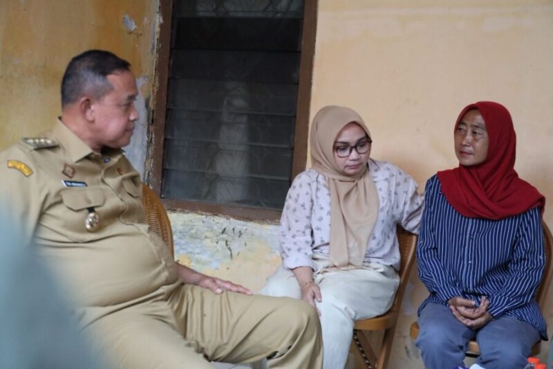 Wali Kota Bekasi, Tri Adhianto, bersama istri yang juga Ketua TP PKK Kota Bekasi, Wiwiek Hargono, mengunjungi Ibu Maelani, korban kekerasan oleh anak kandungnya