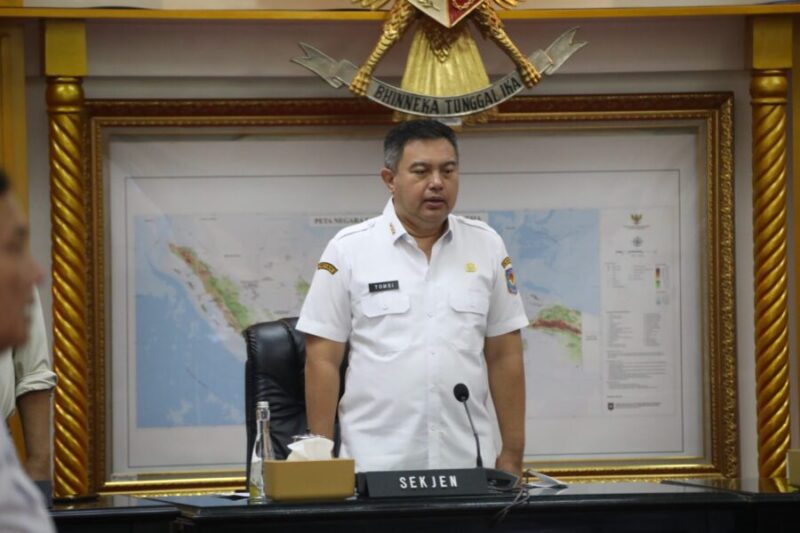 Sekjen Kemendagri Tomsi Tohir saat memimpin Rapat Koordinasi (Rakor) Pengendalian Inflasi Daerah Tahun 2025