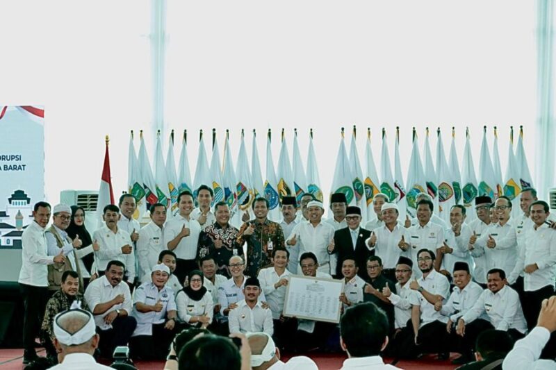 Seluruh pemerintah daerah se-Provinsi Jawa Barat mengikuti kegiatan penandatanganan komitmen penguatan sinergi pemberantasan korupsi di Gedung Pakuan, Bandung