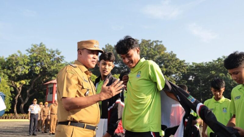 Wali Kota Bekasi, Tri Adhianto, secara simbolis melepas Tim Sepakbola Kota Bekasi yang akan mengikuti program pelatihan internasional di Pyeongchang United FC, Korea Selatan