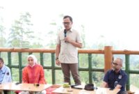 Wamendagri Bima Arya saat menghadiri Dialog Interaktif bersama Pemerintah Daerah Garut dan masyarakat terkait Kopdes Merah Putih