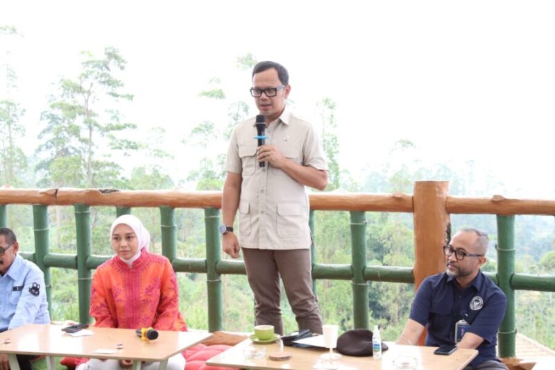 Wamendagri Bima Arya saat menghadiri Dialog Interaktif bersama Pemerintah Daerah Garut dan masyarakat terkait Kopdes Merah Putih