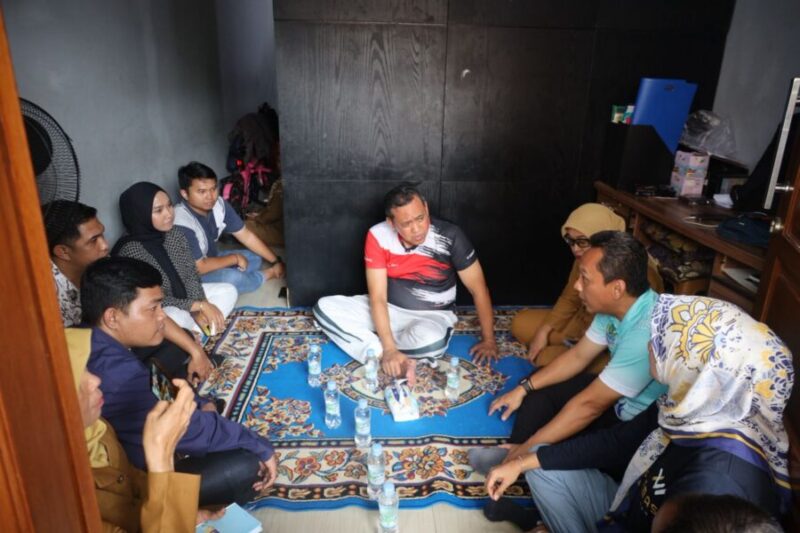 Wali Kota Bekasi, Tri Adhianto, menyambangi kediaman salah satu korban pelecehan sesama jenis yang masih di bawah umur