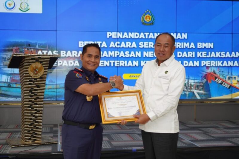 Penyerahan 5 Unit Kapal kepada Kementerian Kelautan dan Perikanan
dalam rangka Penetapan Status PenggunaanPenggunaan 