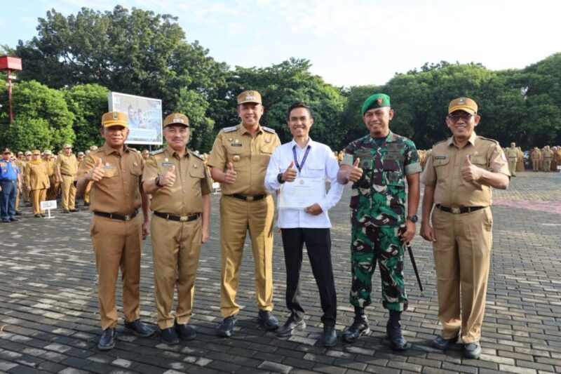 Penghargaan diserahkan secara simbolis pada apel pagi Senin, 7 Juli 2025 oleh Wali Kota Bekasi Dr. Tri Adhianto kepada Andrik sebagai PLT. Direktur PT Sinergi Patriot Kota Bekasi